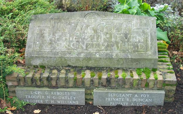Dit monument herdenkt geallieerde militairen die sneuvelden in de strijd rondom de kerk. In totaal zijn er 104 militairen en 41 burgers omgekomen in de strijd in Raamsdonk.