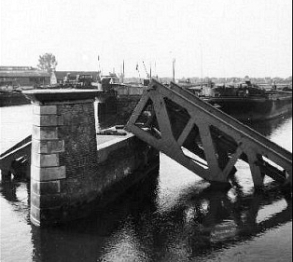Opgeblazen aanbruggen van de spoorbrug over de Donge te Geertruidenberg