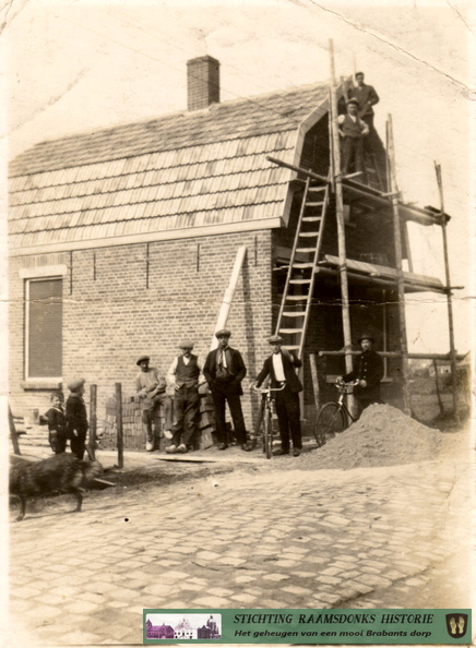 Huis van Willem en Jans de Groot aan de Luiten Ambachtstraat 15 in aanbouw.