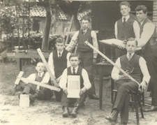 In de jaren voordat hij definitief Erp verliet, gaf Henricus (Harrie) op zondagmorgen tekenles aan jongeren uit de verre omtrek