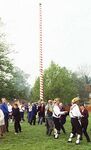Dorpsbewoners en Morris man dansen rond de Maypole, Ickwell, Bedfordshire, 1 mei 2005