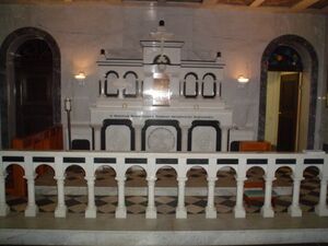 Communiebank in een kapel van een begraafplaats, Verenigde Staten.