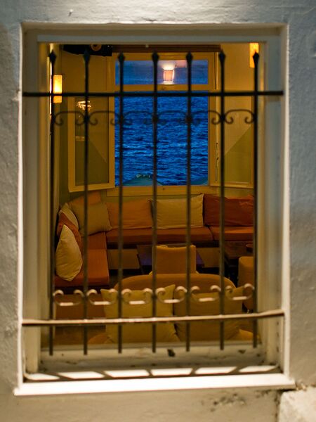 Bestand:Bar behind bars.jpg