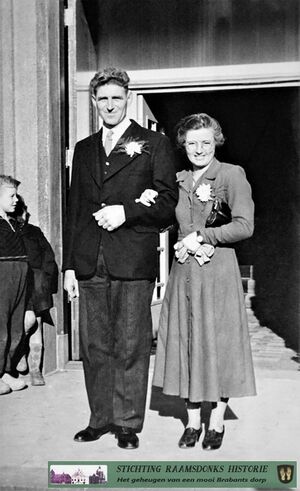3 november 1949 Gemeentehuis Raamsdonk Echtpaar Marinus Cornelis (Rinus) Roosenbrand (Raamsdonk 1917-1981) en Zwiertje Kip tijdens huwelijk van zijn zus Louisa Roosenbrand met Jan Bernier Postma