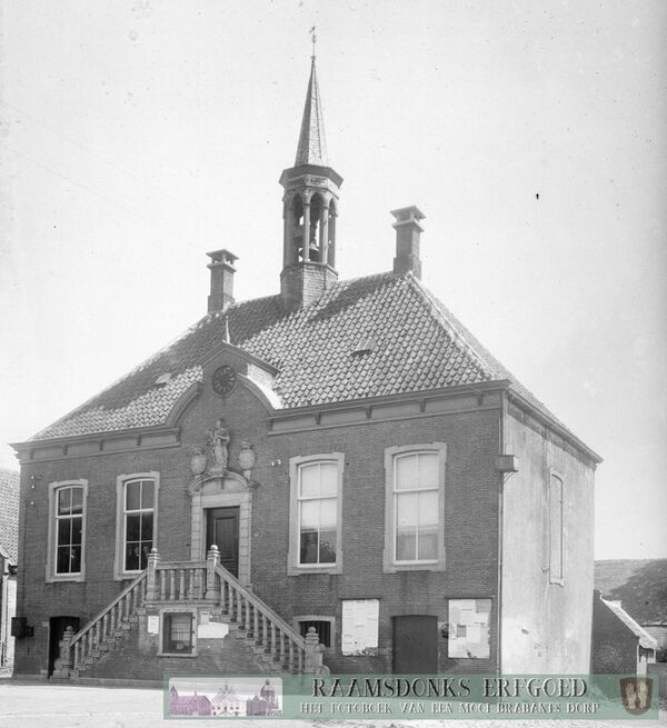 Het oude raadhuis aan de Molenstraat https://raamsdonkshistorie.nl