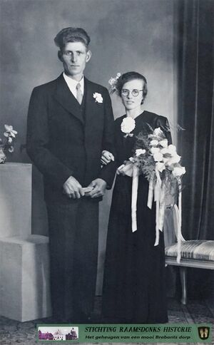 29 mei 1941 Huwelijksportret Marinus Cornelis Roosenbrand (Raamsdonk 1917-Raamsdonksveer 1981) en Zwiertje Kip (1918-2004)