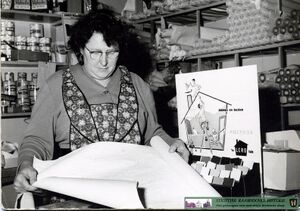 Nelly van Oort _ Banning in haar (schilders) winkel aan de Schansstraat