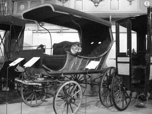 Rijtuigen uit de periode 1865 - 1910 worden in originele staat gerestaureerd en tentoongesteld.